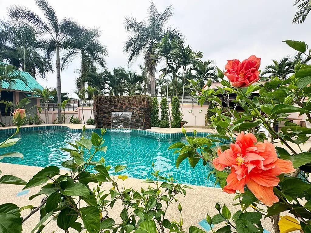 อ่าวไทย บางเสร่ รีสอร์ท (Aothai Bangsare Resort)2