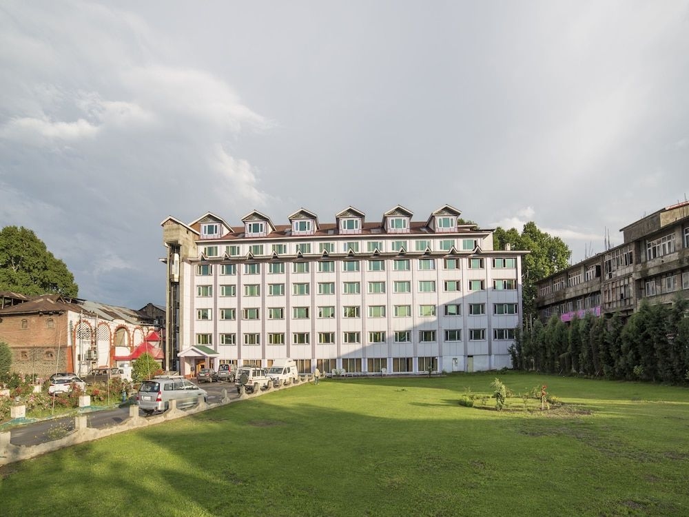 Hotel Pamposh1