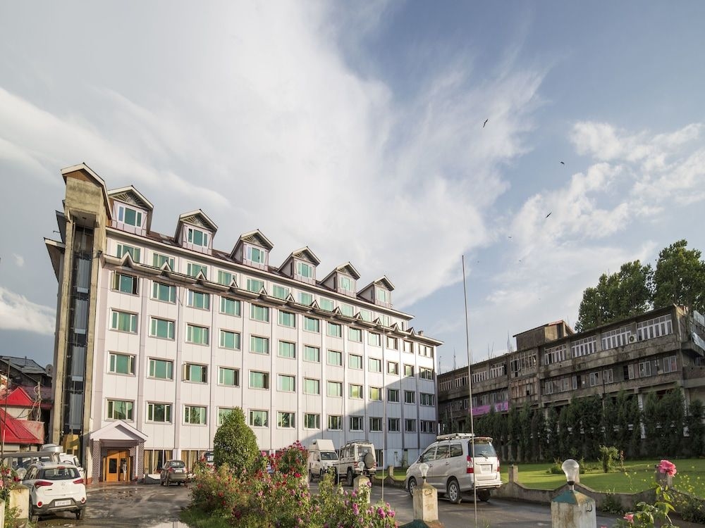 Hotel Pamposh0