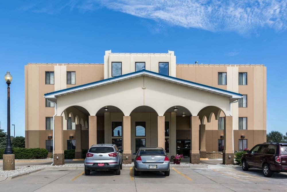 Rodeway Inn & Suites3