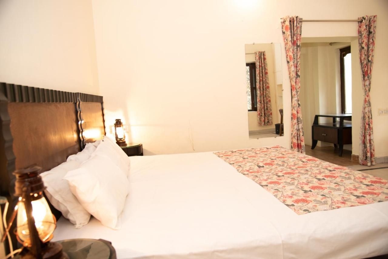 Shivika Lake Hotel2