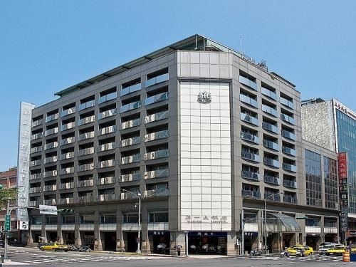 เฟิร์ส โฮเต็ล (First Hotel)0