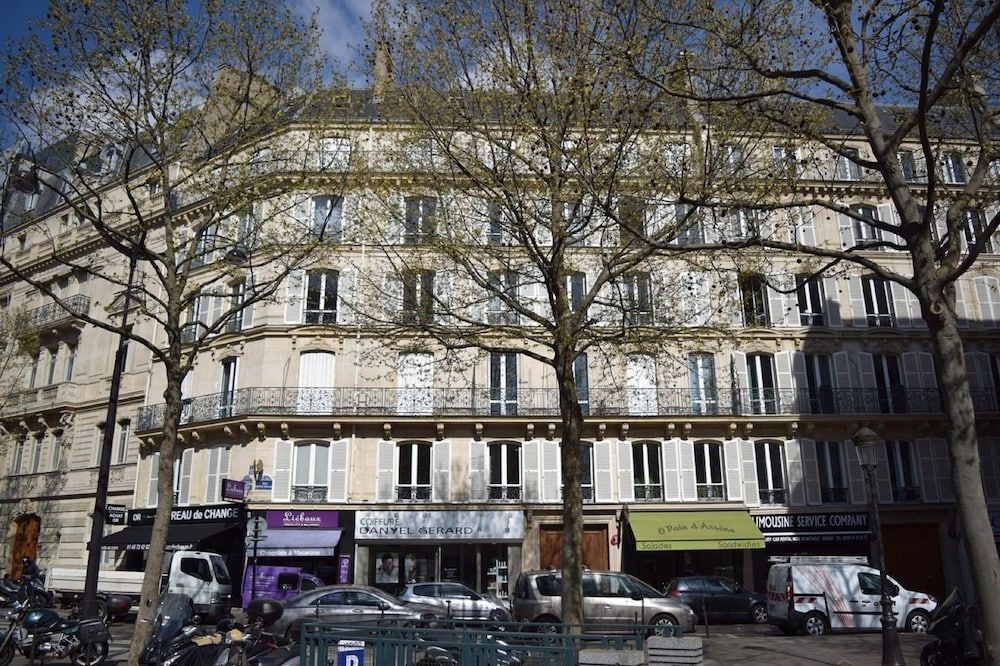 Paris Square0