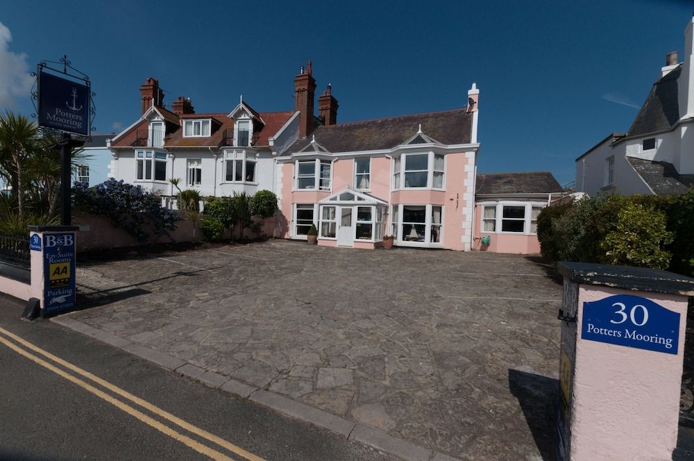 Potters Mooring Guest House0