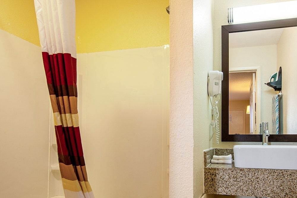 Red Roof Inn Scottsburg2