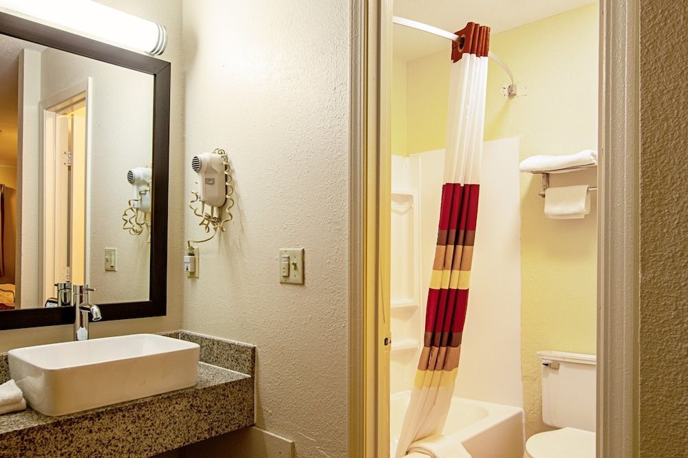 Red Roof Inn Scottsburg1