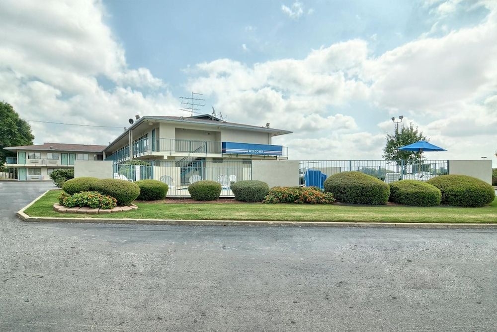 Skyline Inn1