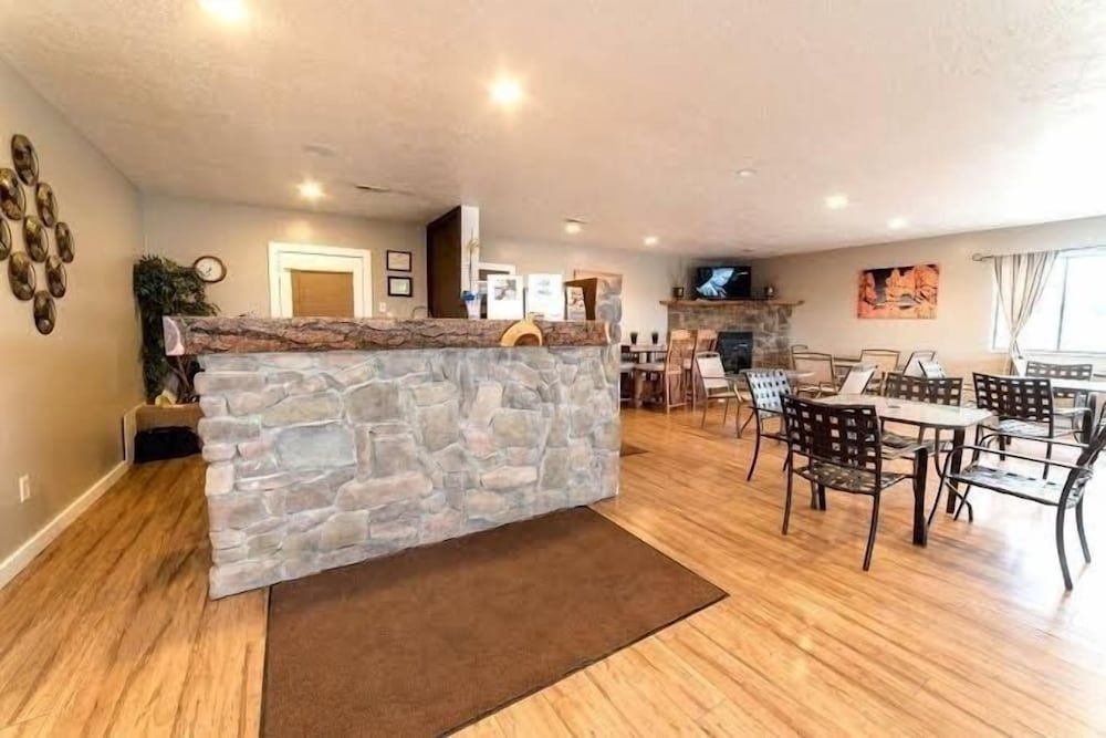 Red Ledges Inn0