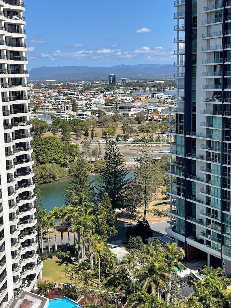 The Crest Apartments Main Beach1