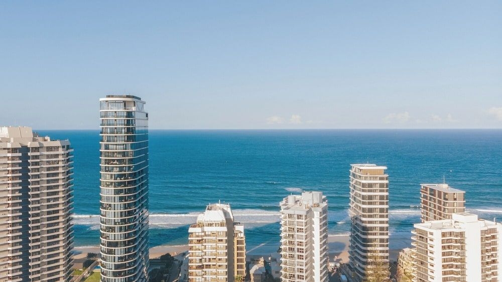 The Crest Apartments Main Beach2