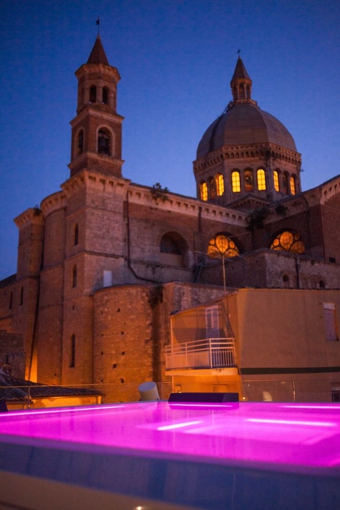 Alba Palace0