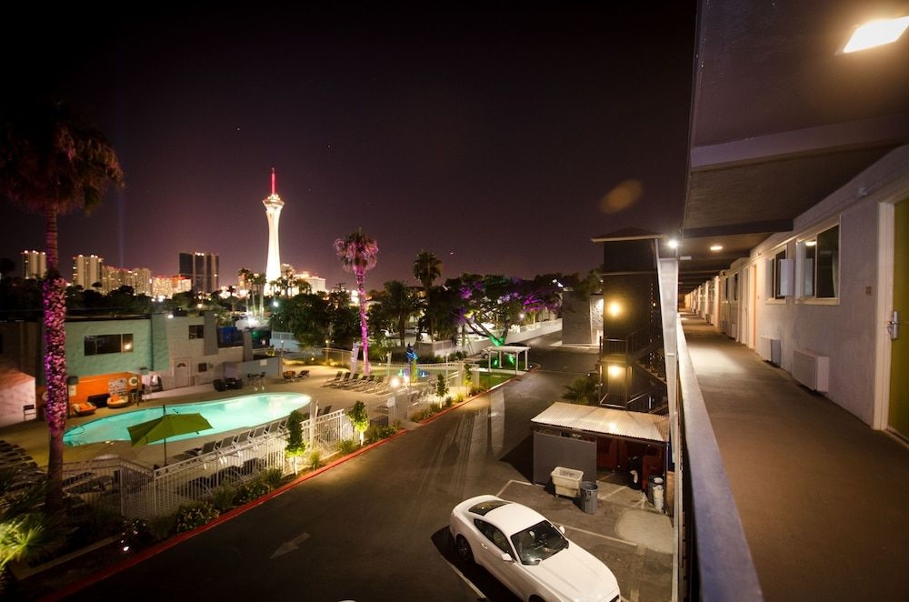 Thunderbird and Lounge1