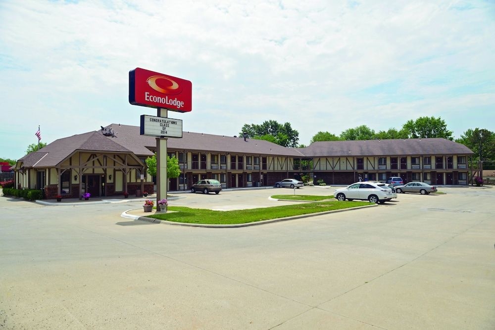 Econo Lodge Lawrence3