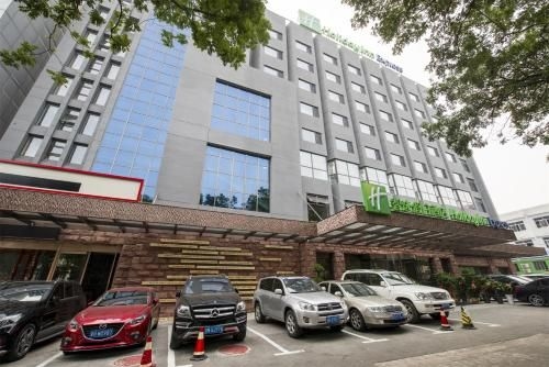 ฮอลิเดย์อินน์ เอ็กซ์เพรส เฉิงเตอ ดาวน์ทาวน์ (Holiday Inn Express Chengde Downtown)1