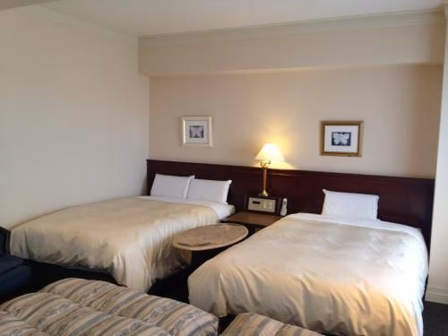 โรงแรมเครสตัน (Creston Hotel)0