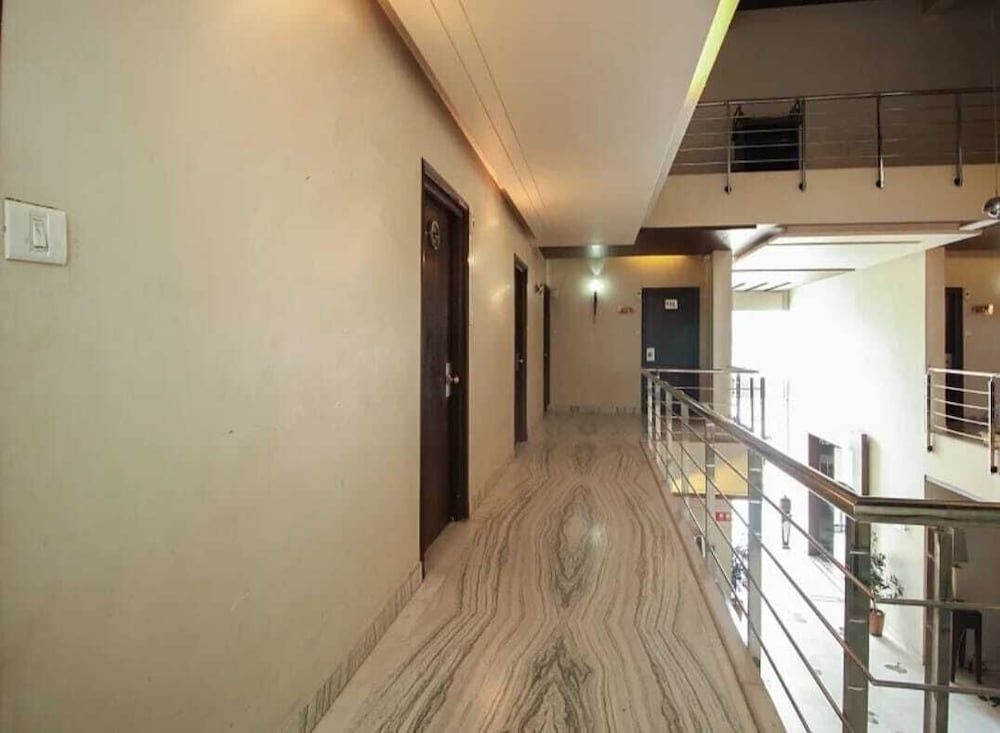 OYO Rooms MI Road Extension0