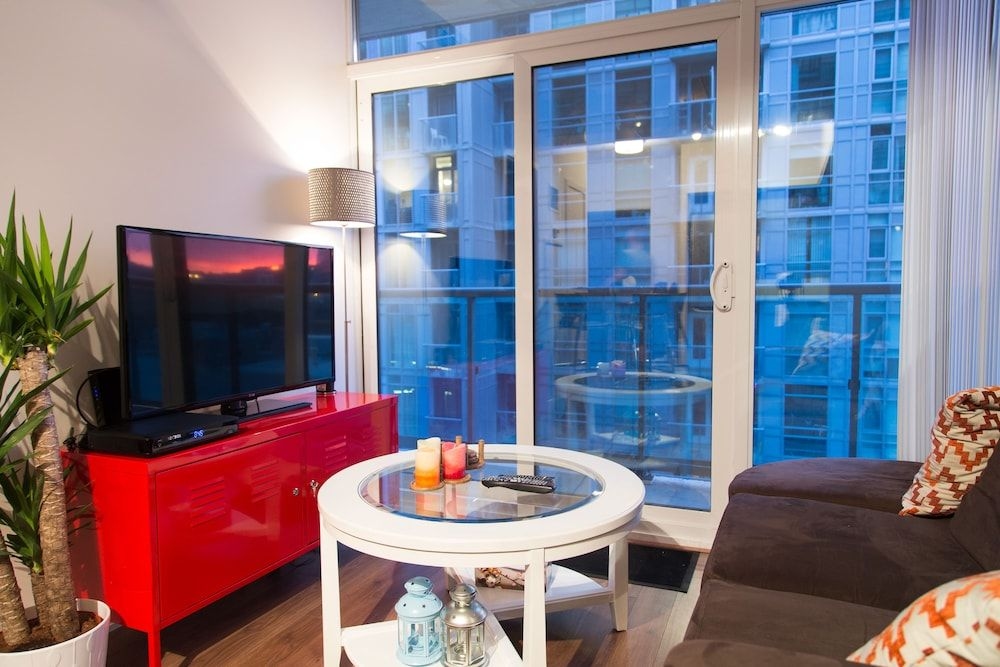 Toronto Queen Suites4