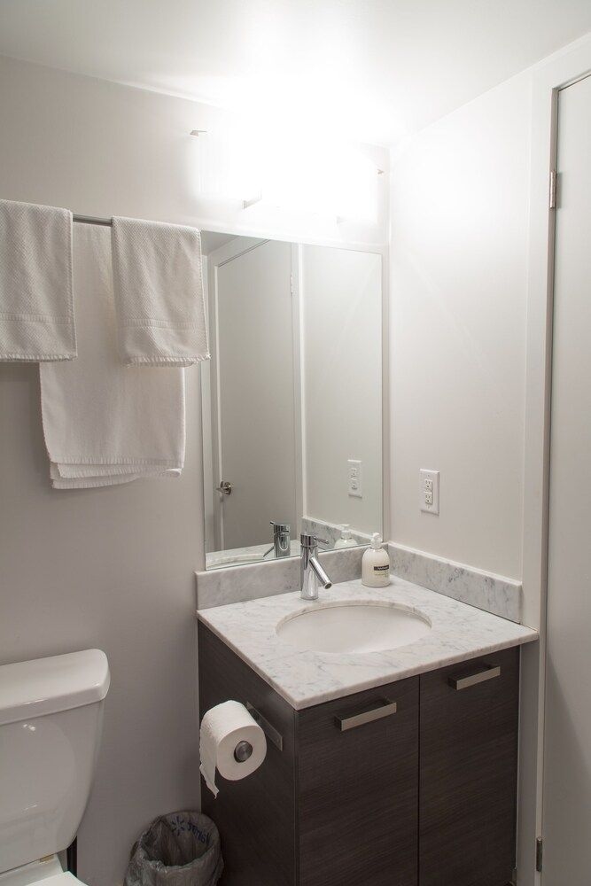 Toronto Queen Suites1