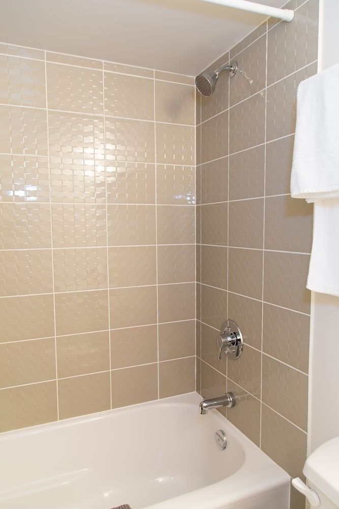 Toronto Queen Suites2