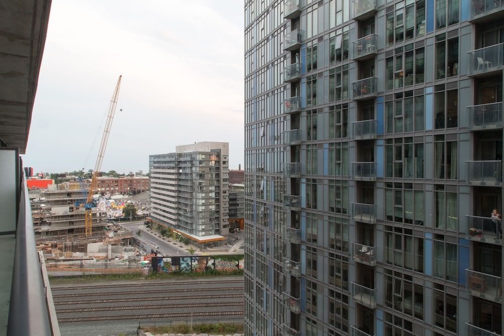 Toronto Queen Suites0