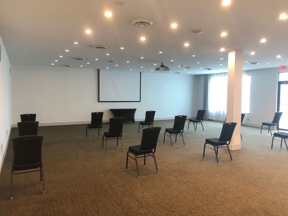 Executive Suites Hotel Metro Vancouver4