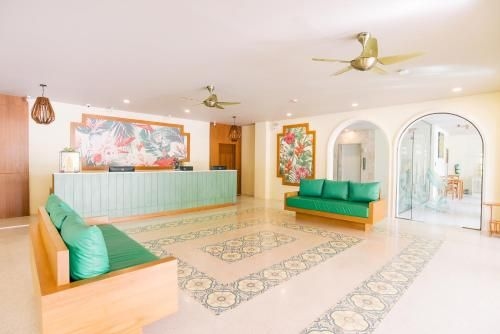 เดอะ ไพน์แอปเปิ้ล โฮเต็ล (The Pineapple Hotel)1