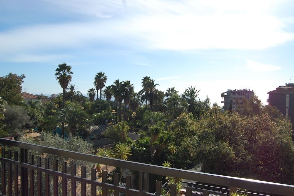 Garden Hotel1