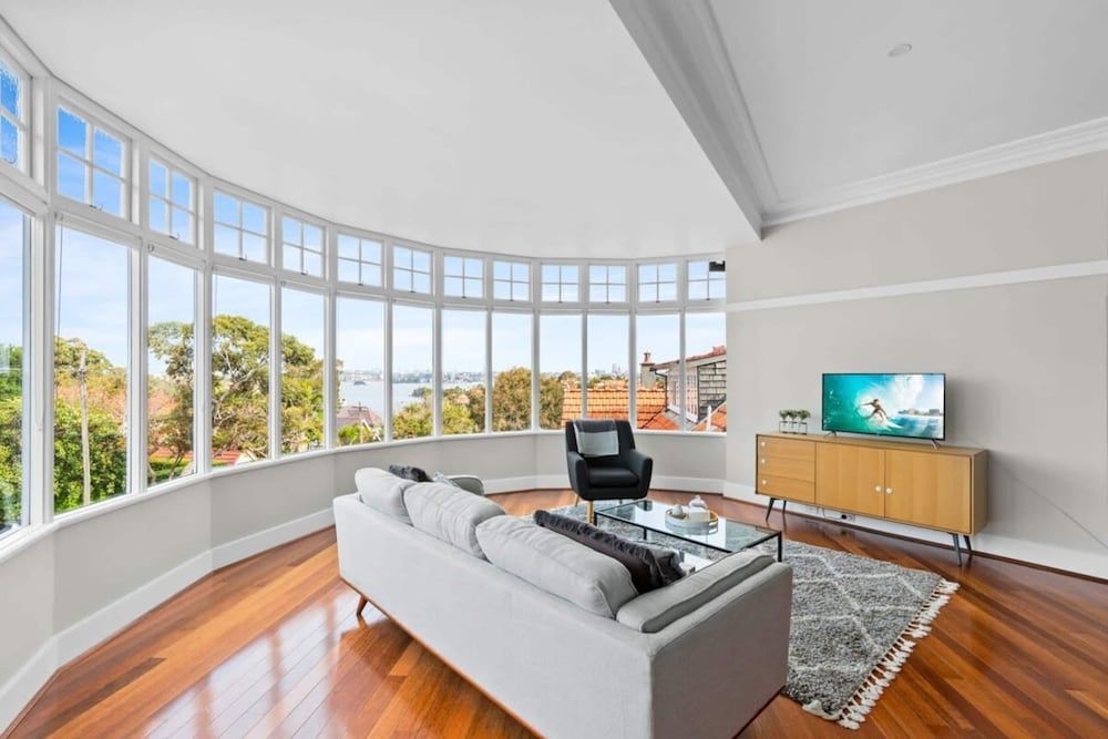 Huge Harbour View Apartment In Historic Home2