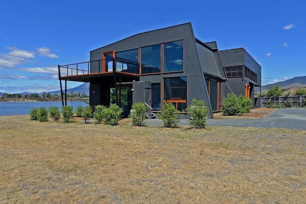 Hobart Waterfront Luxury Retreat4