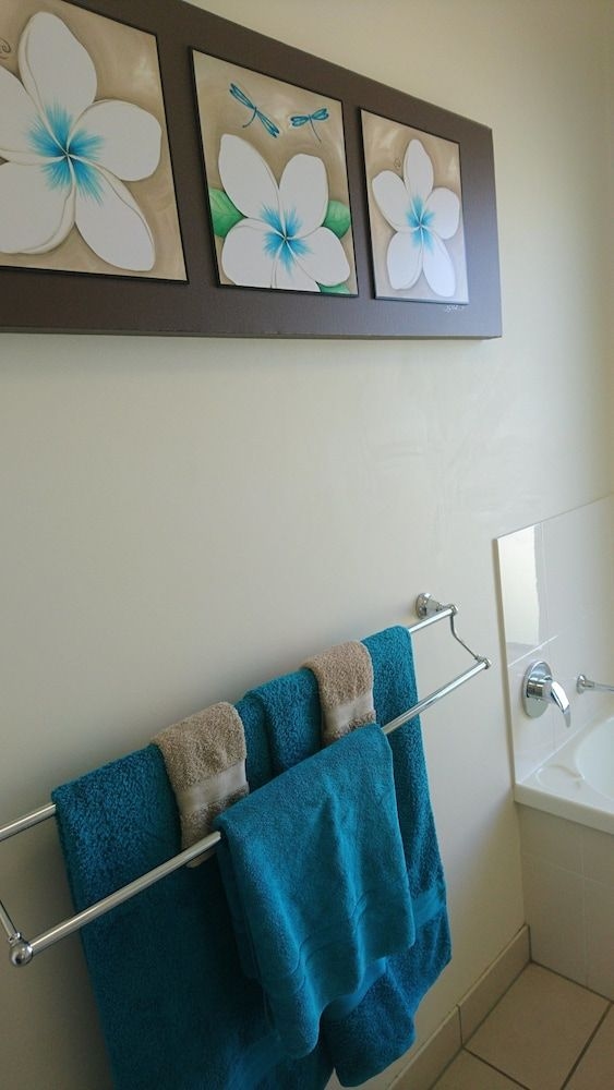 Palm Lakeside Holiday Home - Bowen, Whitsundays, Queensland2