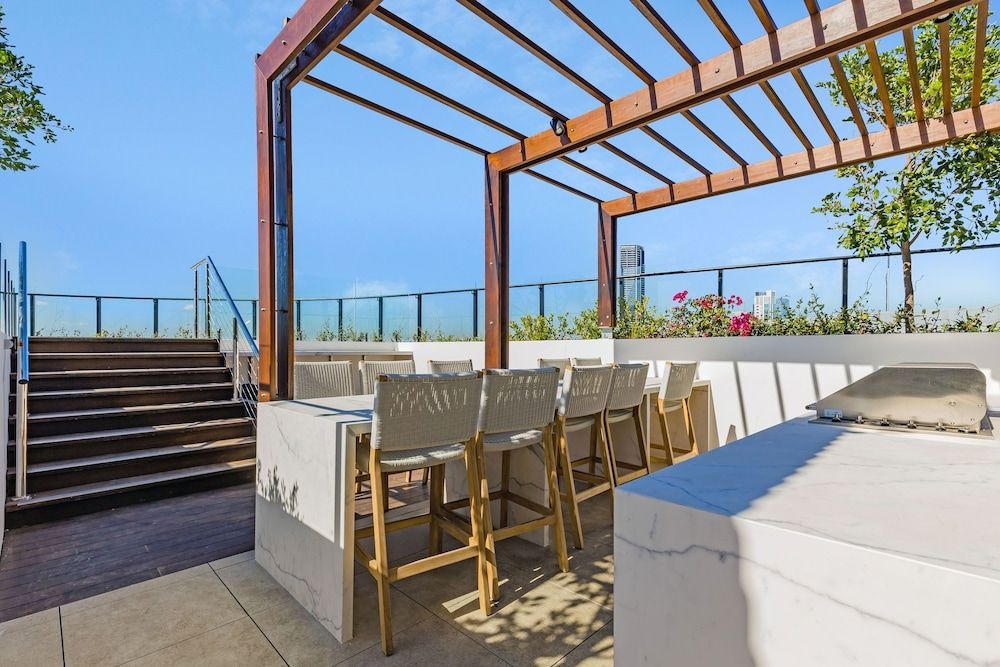 FV Dream 2 BED APT+ Pool+ Free Parking QFV211-16013