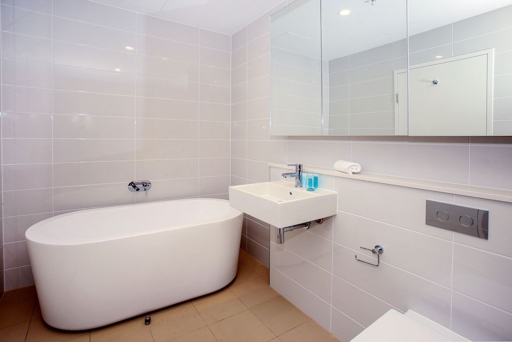 Gadigal Groove - Modern and Bright 3BR Executive Apartment in Zetland with Views3