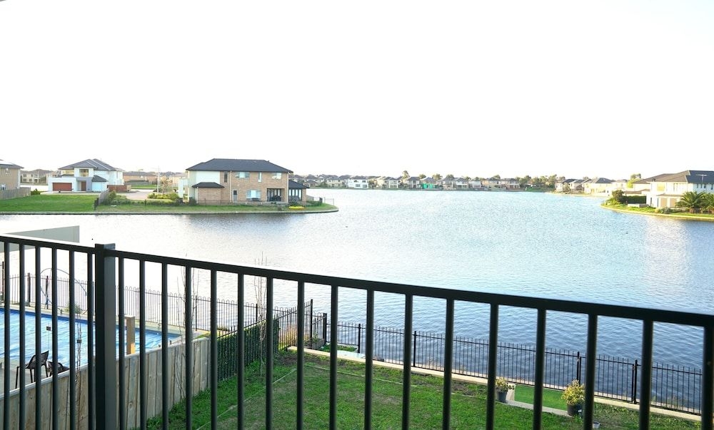 Luxury Waterfront Villa in Sanctuary Lakes4