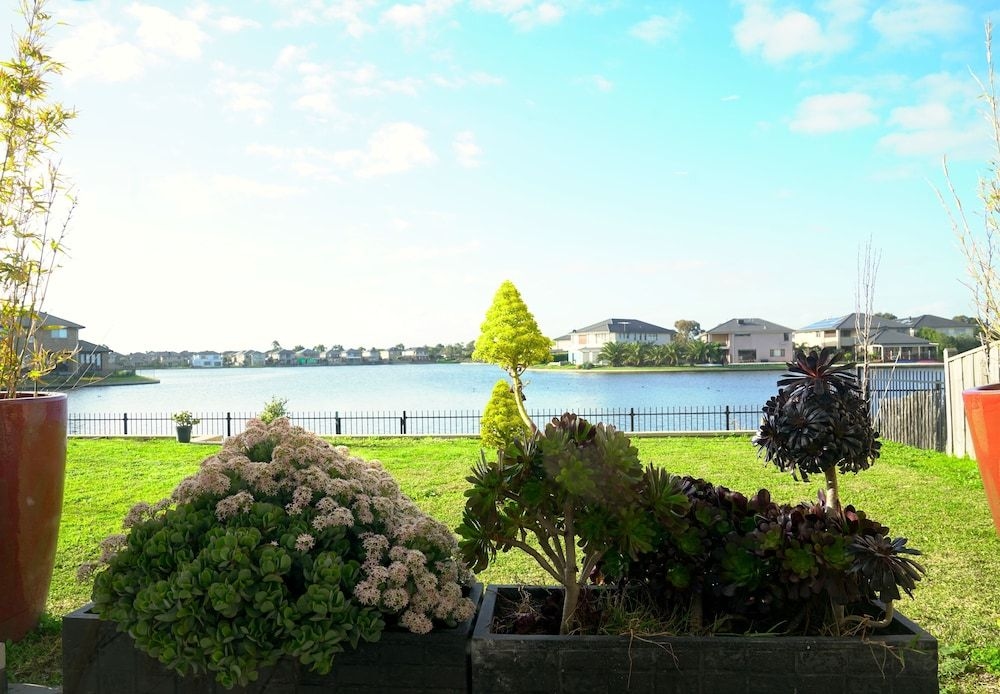 Luxury Waterfront Villa in Sanctuary Lakes1