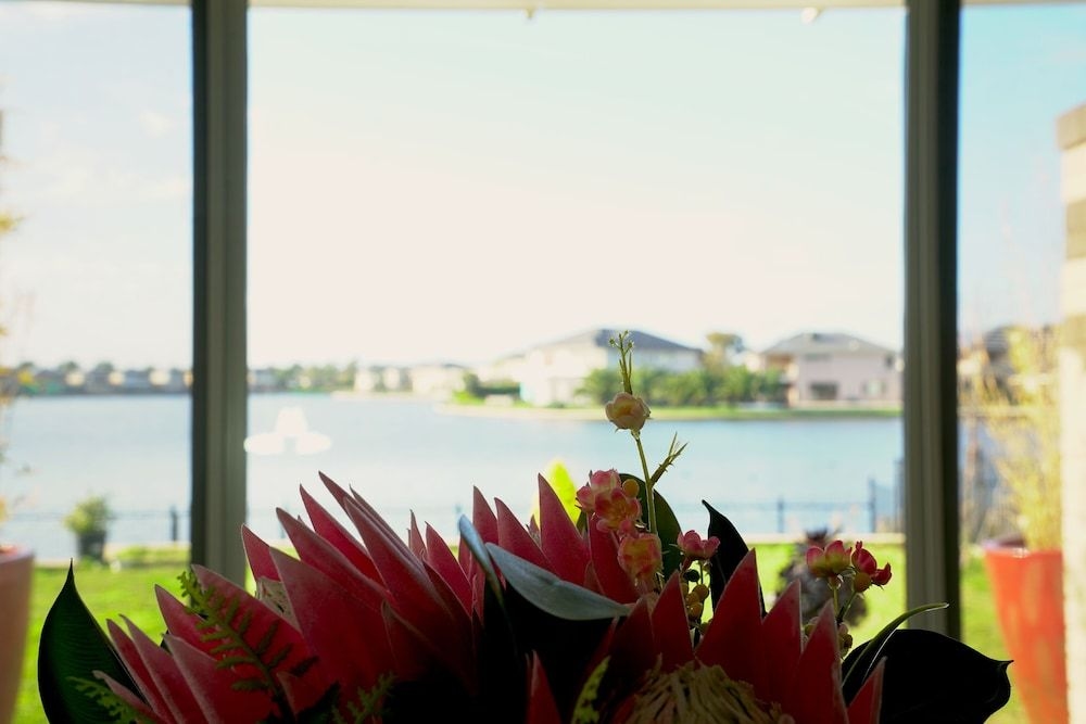 Luxury Waterfront Villa in Sanctuary Lakes0