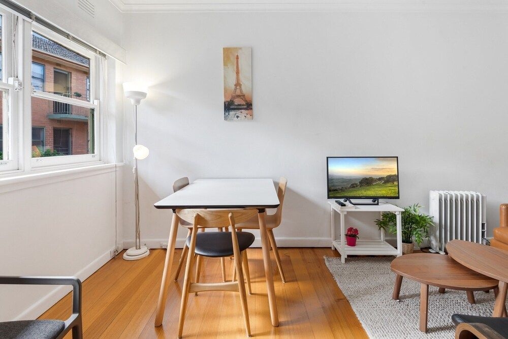 Comfy One-Bedroom Unit Between City And Airport4