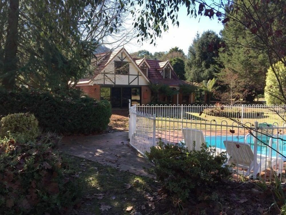 Tudor House - Large Family Home0