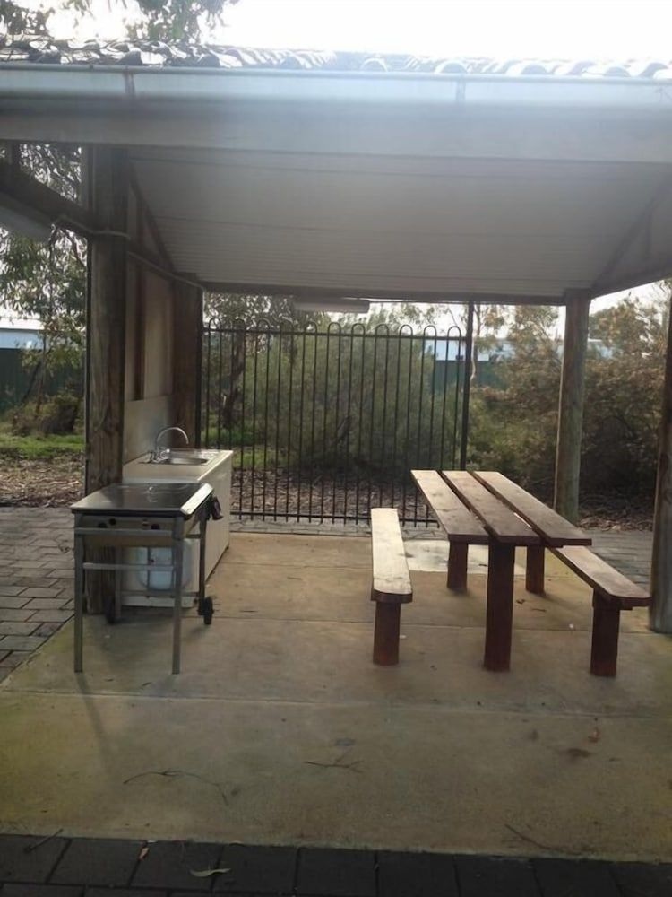 Parndana Hotel Cabins4