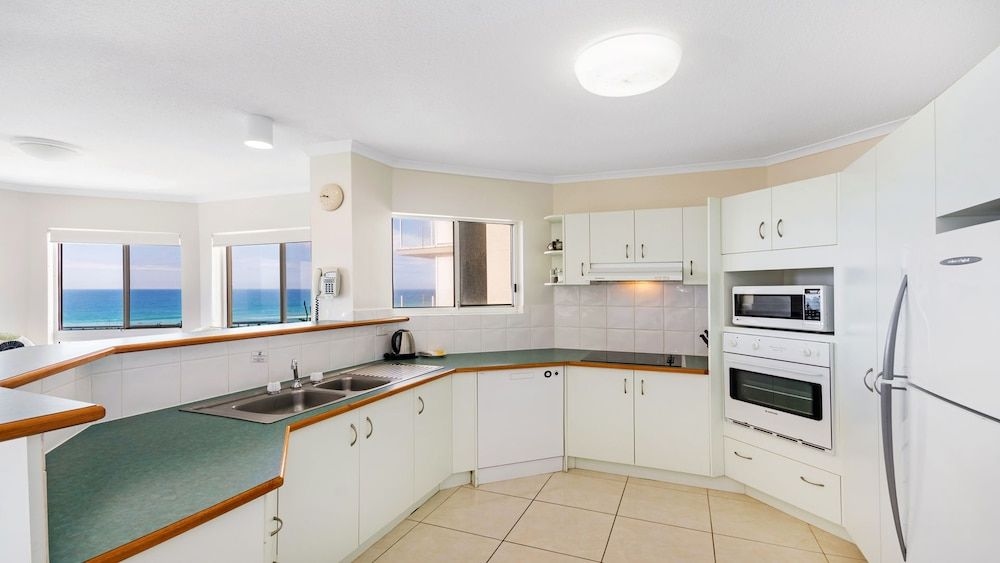 Pacific Waves Apartments4