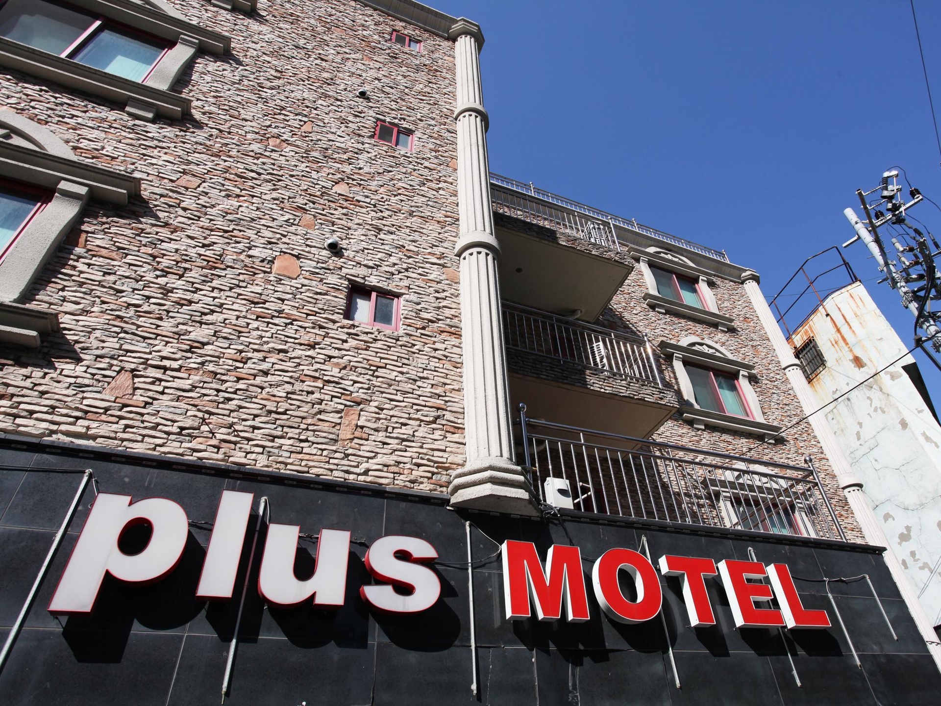 Plus Motel0