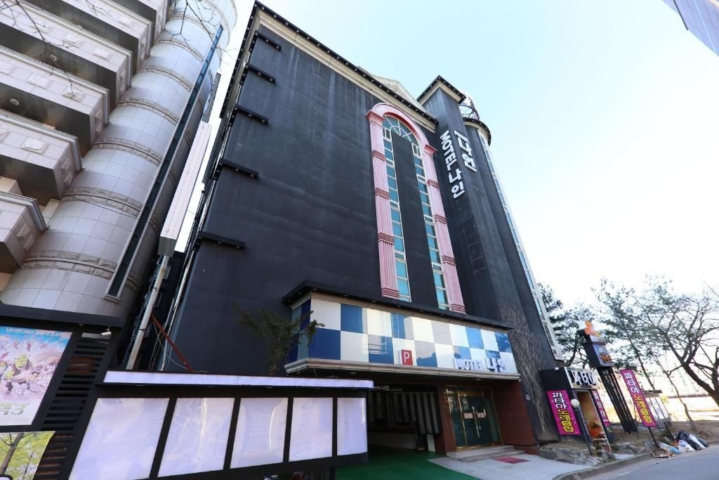 โมเทล ไนน์ (Motel Nine)0