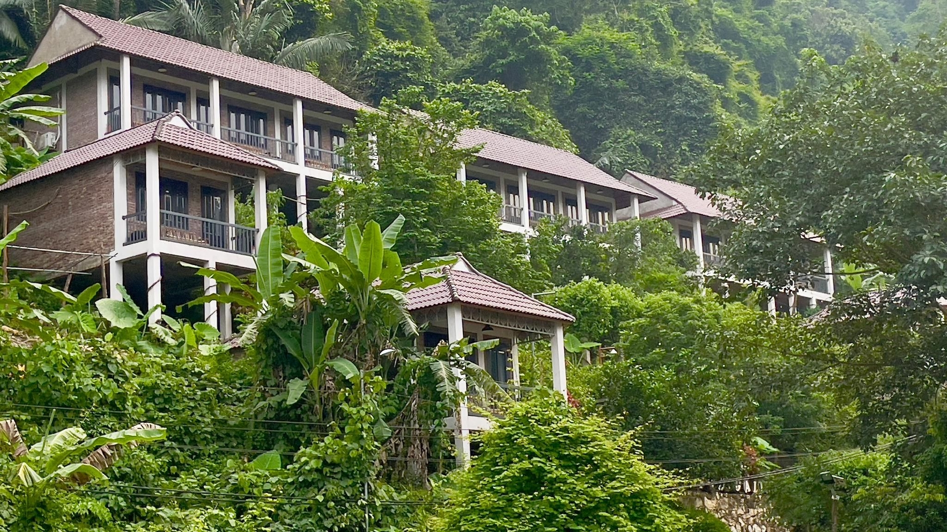Ba Be Lakeside Bungalow0