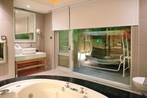 อิน-สโตน โมเทล (In-Stone Motel)0