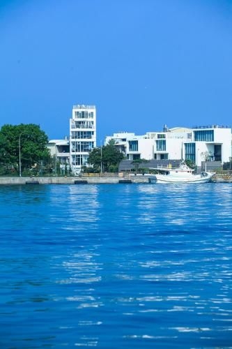 แอดไมร์ริ่ง ไอส์แลนด์ (Admiring Island)0