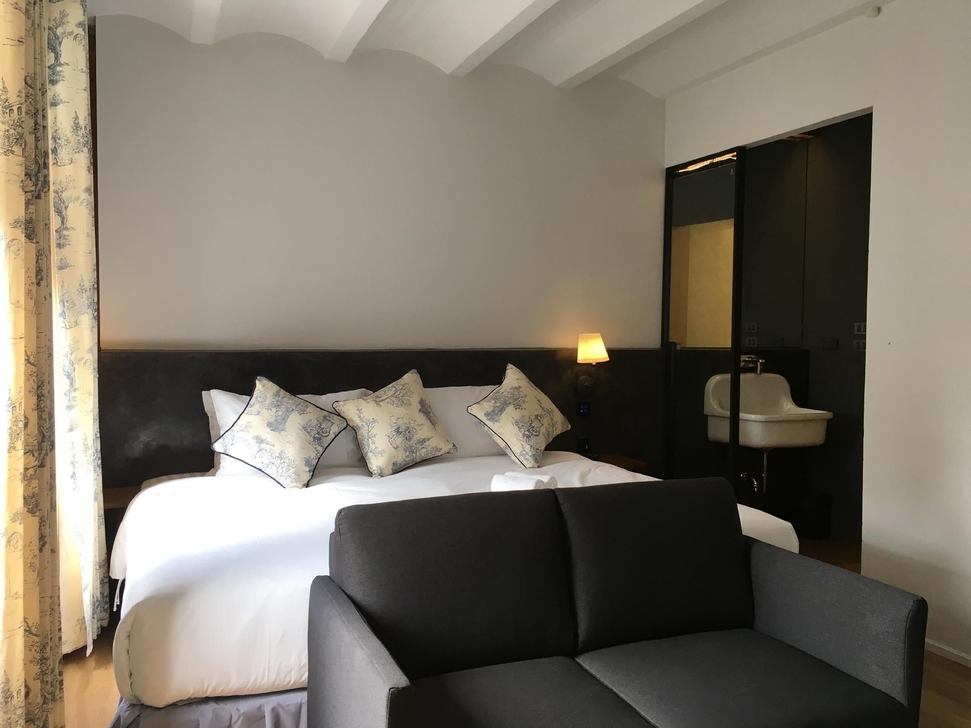 โฮเทล นัวร์ (Hotel Noir)2