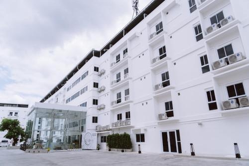 เดอะ ไวท์ โฮเทล บาย เจริญศรี (The White Hotel By Charoensri)0