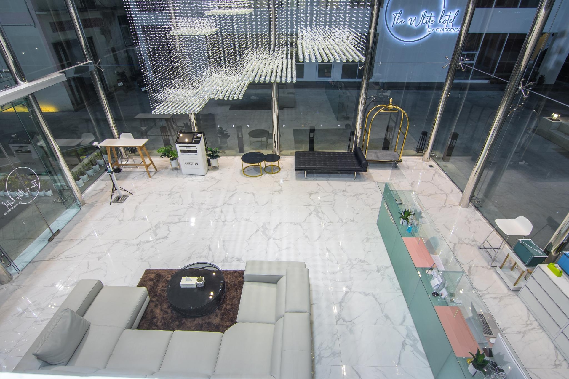 เดอะ ไวท์ โฮเทล บาย เจริญศรี (The White Hotel By Charoensri)1