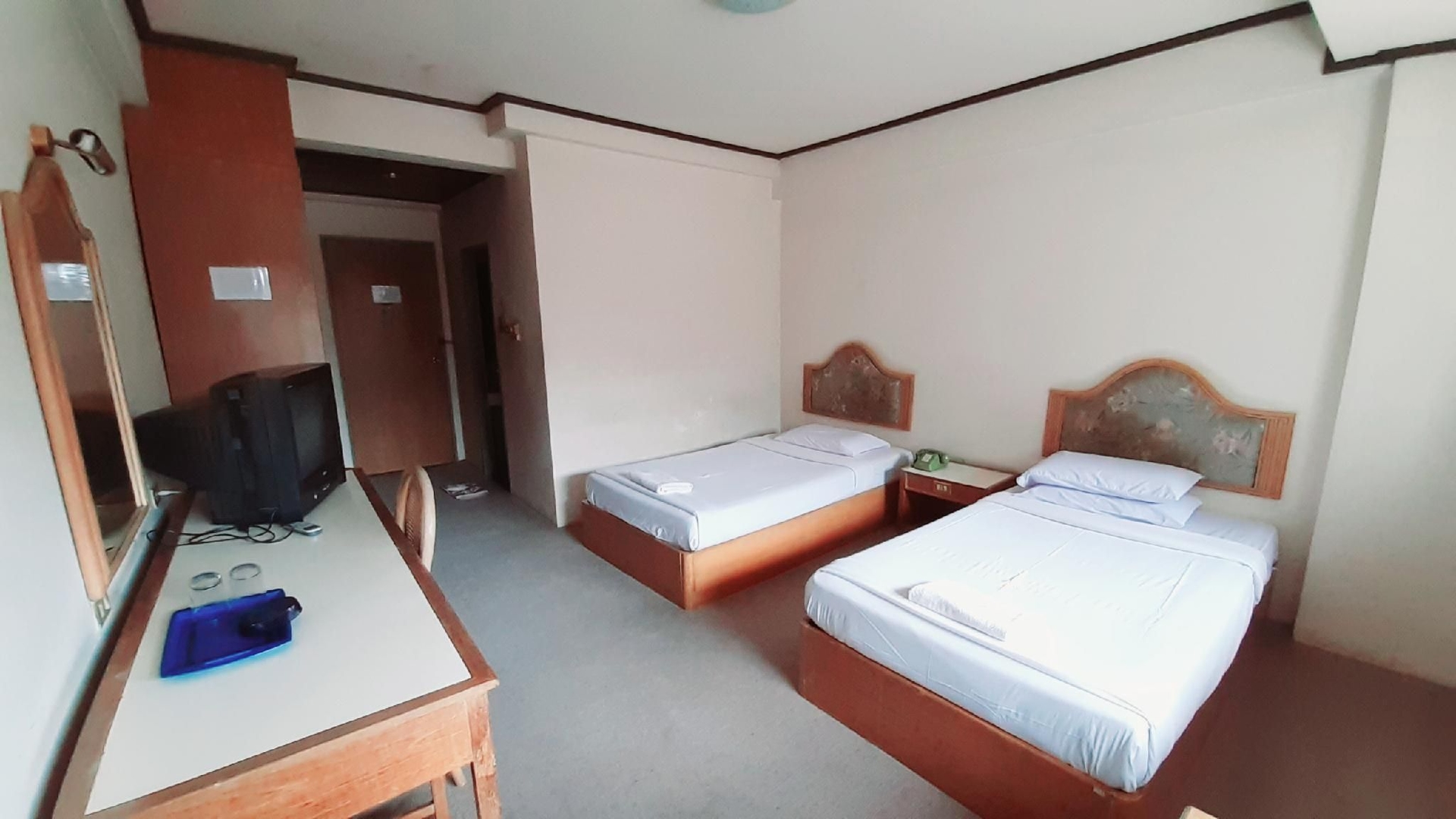 โรงแรมสมัยนิยม (Samainiyom Hotel)2
