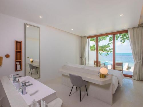 White Whale Beachfront Pool Villa3