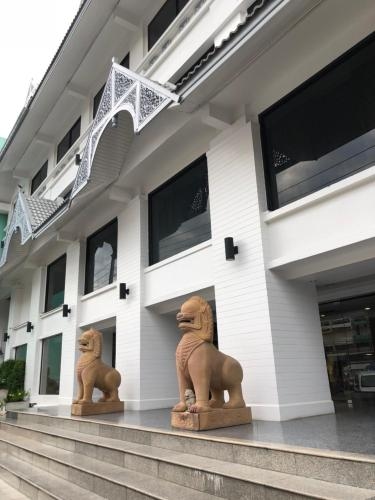 โรงแรมอโยธยา (Ayothaya Hotel)1